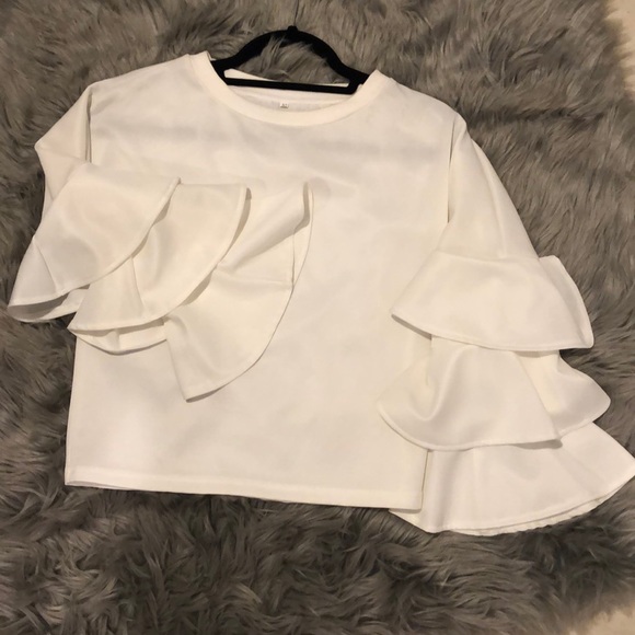 🦄Like New-Cream Scoop Neck 3 Layer Bell Sleeve ❤️ - Picture 2 of 4